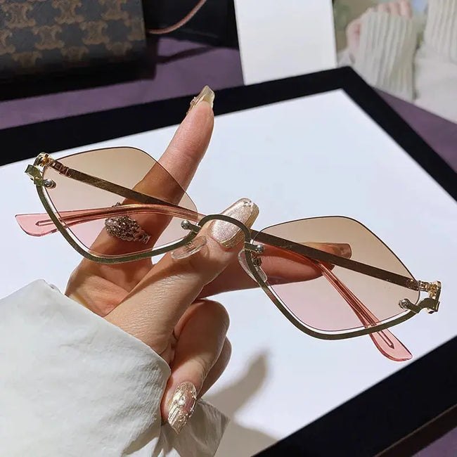 Cat Eye Sunglasses with Gold Metal Frame  Style Ratio