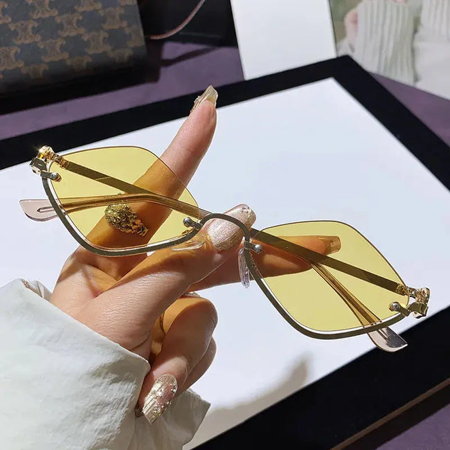 Cat Eye Sunglasses with Gold Metal Frame  Style Ratio