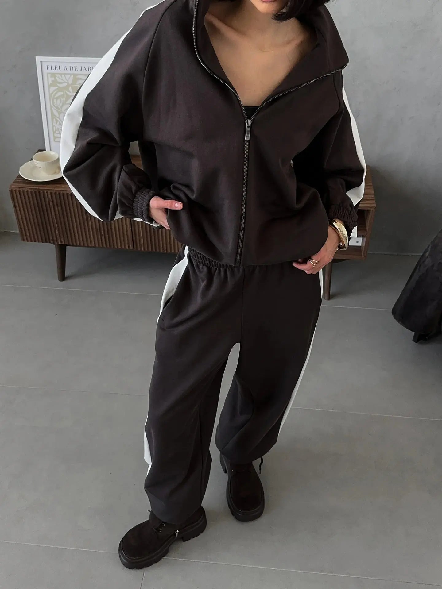 Long Sleeved Sportswear and Pants Set  Style Ratio