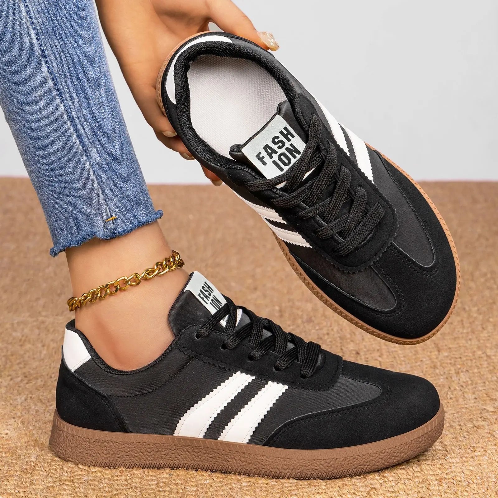Soft and Lightweight Striped Training Sneakers  Style Ratio