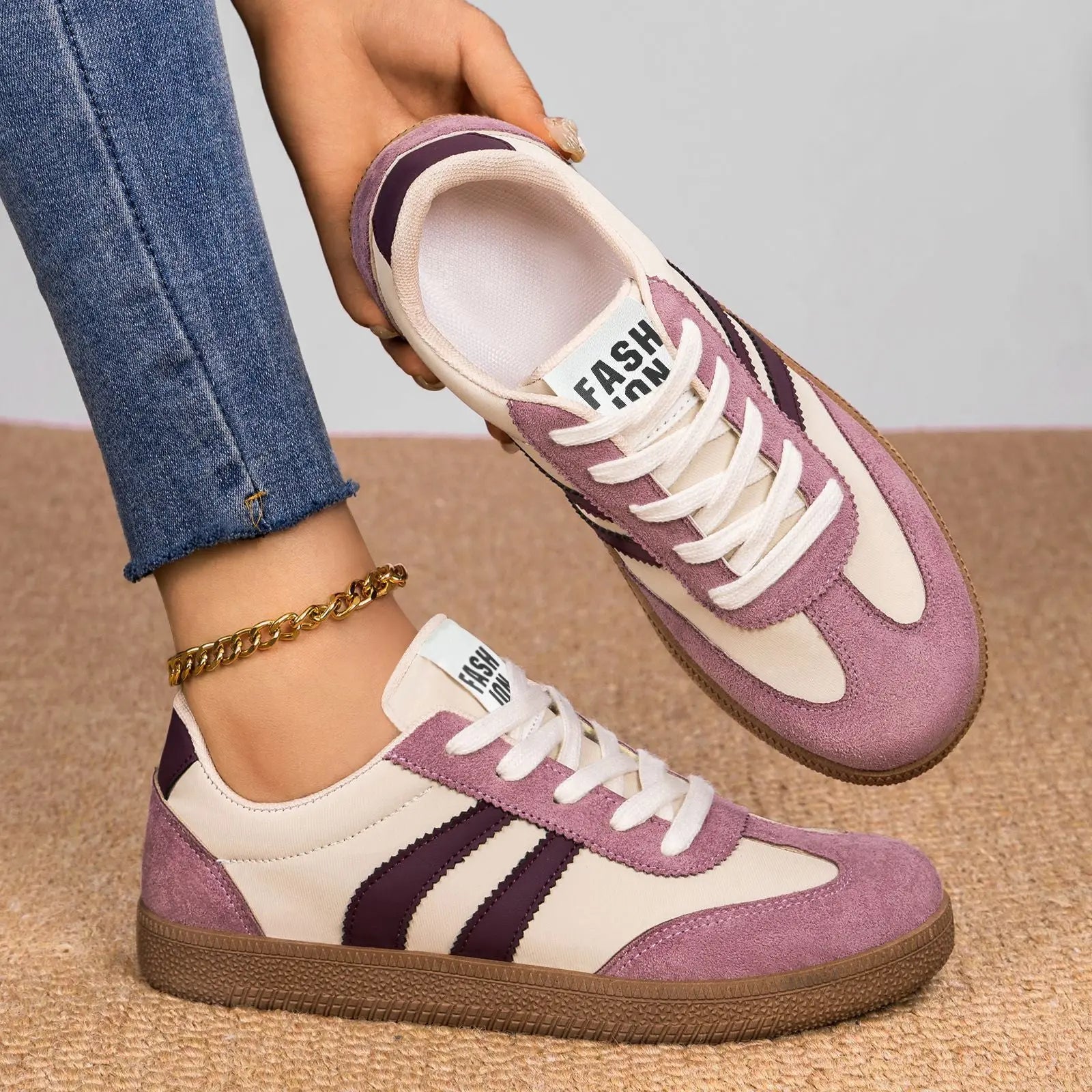 Soft and Lightweight Striped Training Sneakers  Style Ratio