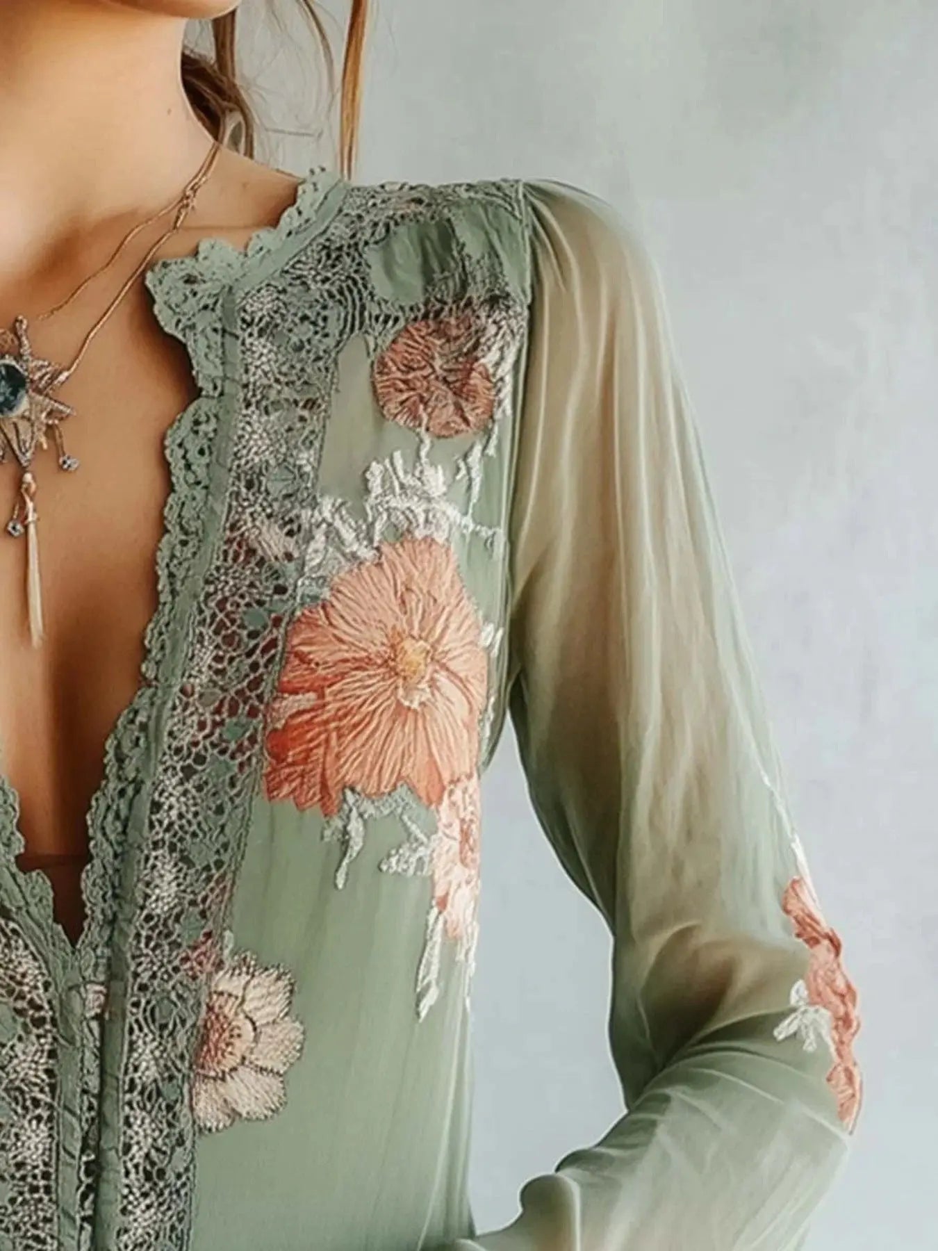 Lace Detail Floral Blouse  Style Ratio