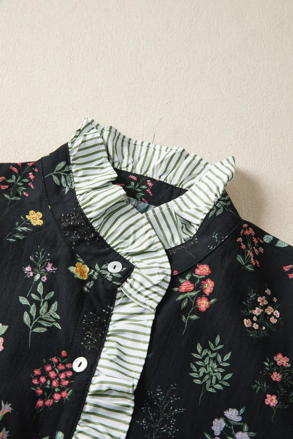 Contrast Frilled Trim Short Sleeve Floral Shirt  Style Ratio
